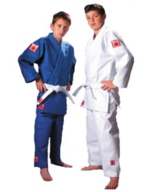 red label judopak van fighting films in wit en blauw