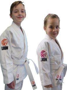 Lion Kids judopak met oranje leeuw en Lion Kids girls judopak met roze leeuw